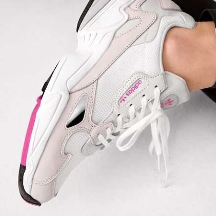 Kylie Jenner prasentiert den neuen adidas Originals Falcon